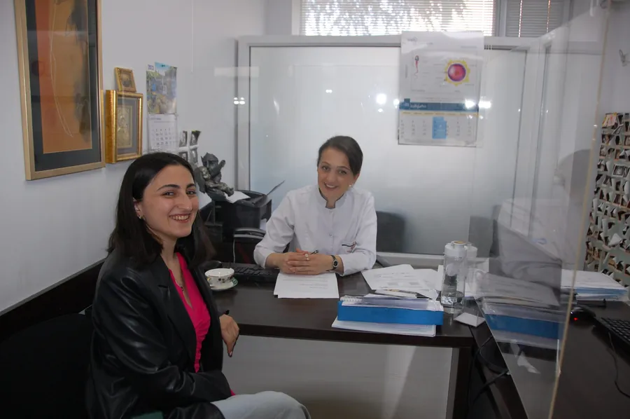 Um médico da clínica com nossa coordenadora Knarik