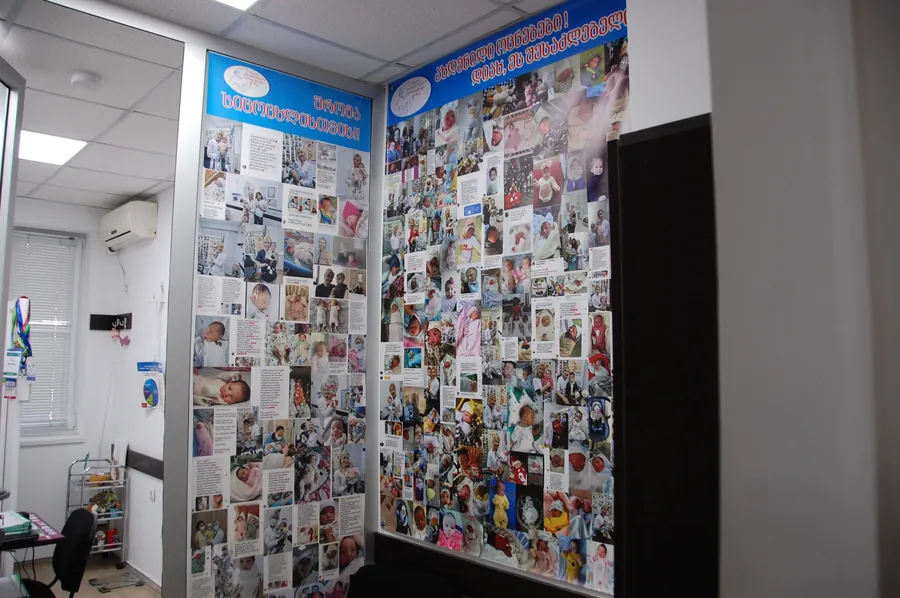 Fotos de crianças nascidas com a ajuda da clínica